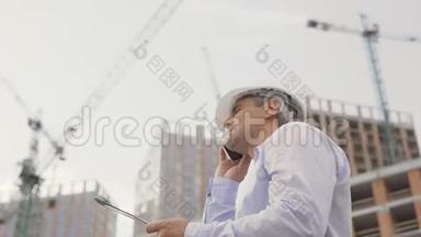 建筑工地站在脚手架上的男建筑工头、工人、测量员或建筑师